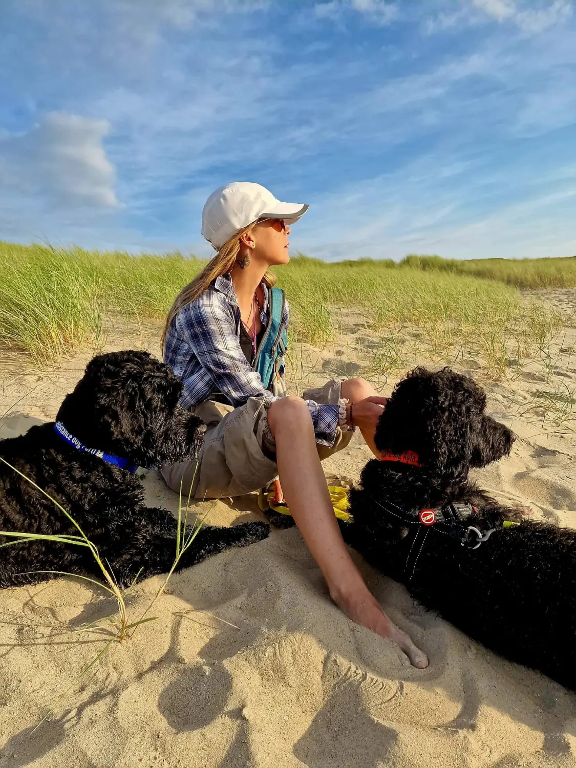 Mädchen mit zwei Hunden von Pfotenglück Assistenzhundezentrum & Hundeschule